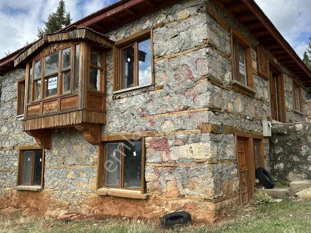 Doğayla İç İçe 1543 Mt2 Arsa İçinde Satılık Taş Ev