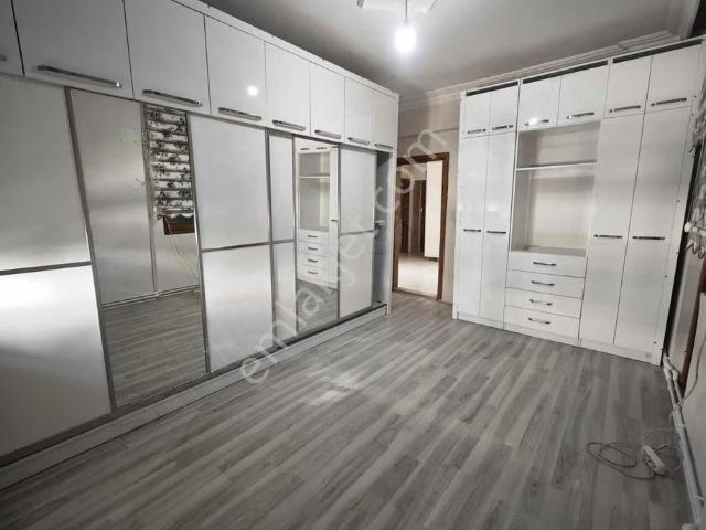 Döşemealtı Merkezde Çok Geniş 3+1 Aile Apartmanı
