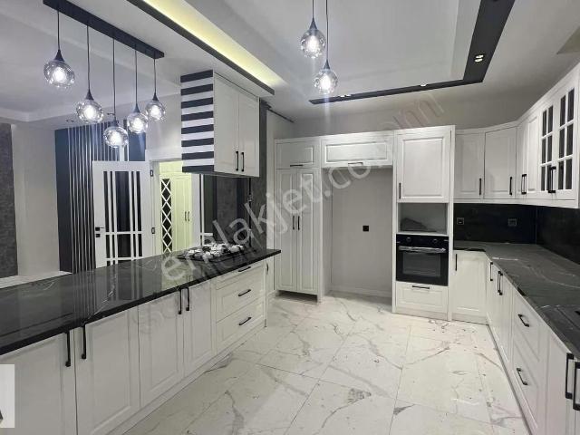 Döşemealtı Merkezde Lüks Giyinme Odalı Geniş 4+1 Villa