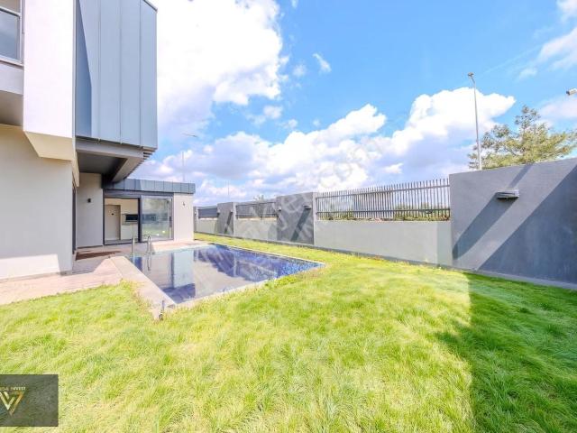 Döşemealtın'da Müstakil Havuzlu Kiralık Köşe Villa Vega Invest