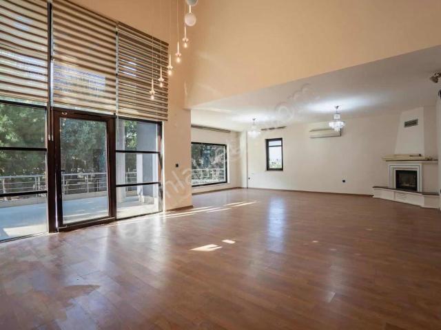 Döşemealtı'nda Geniş Yaşam Alanına Sahip Kiralık 10+1 Villa