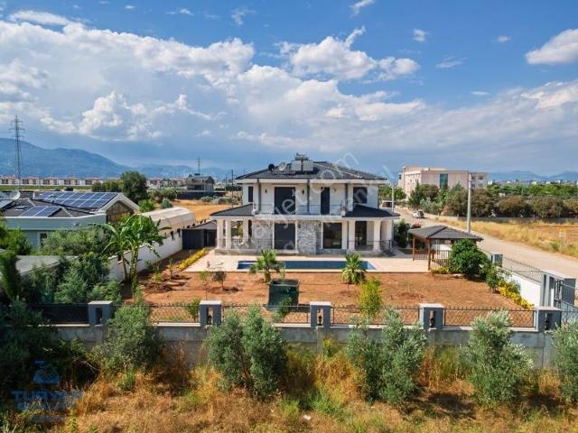 Döşemealtı'nda İki Arsa Üzerine Kurulu Havuzlu Ultra Lüks Villa