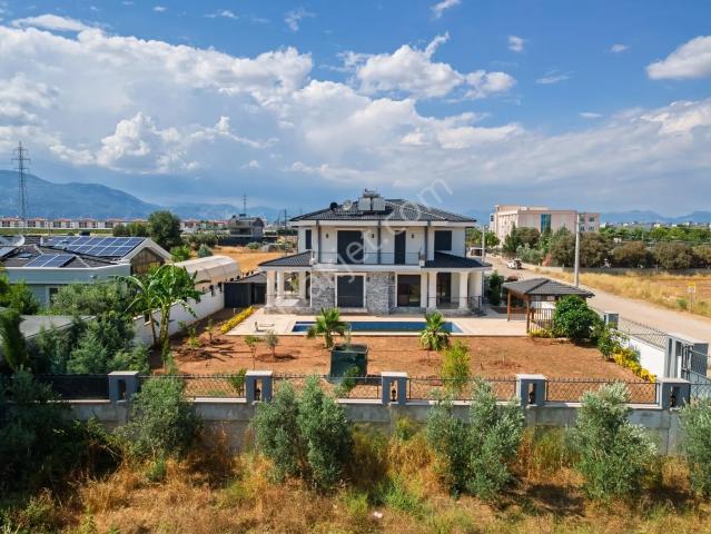 Döşemealtı'nda İki Arsa Üzerine Kurulu Havuzlu Ultra Lüks Villa