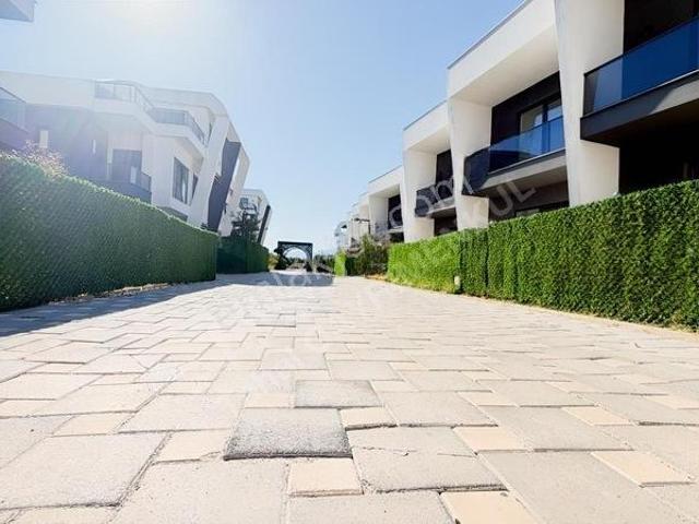 Döşemealtı'nda Satılık Site İçinde Sıfır 6+1 405m2 Triblex Villa