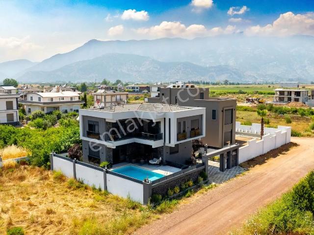 Döşemealtı'nda Yüzme Havuzlu Emsalsiz 4+1 Villa