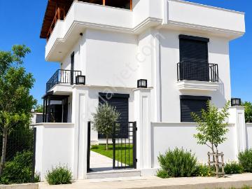 Döşemealtı Nebilerde Özel Havuzlu Ultra Lüks Vatandaşlığa Uygun Tripleks Satılık Villa