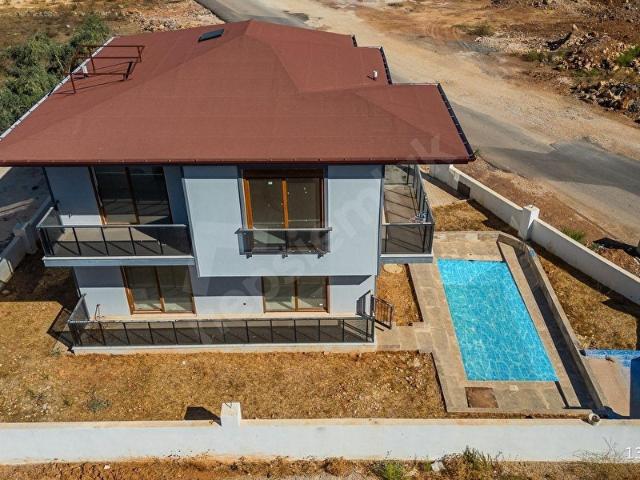Döşemealtı Çıplaklıda Satılık 4+1 Villa