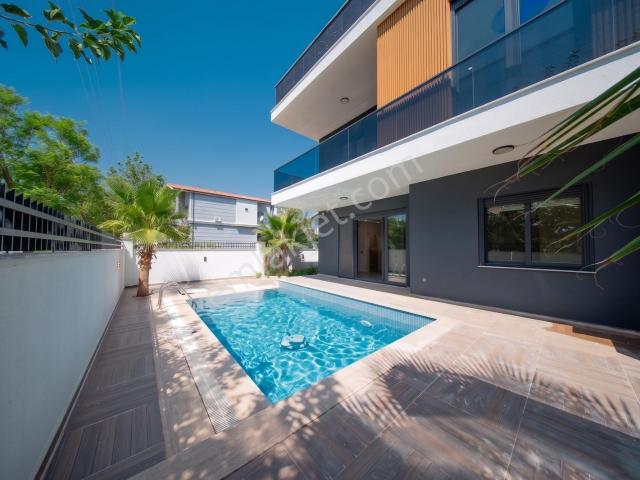 Döşemealtı Yalınlı'da Lüks 4+2 Özel Havuzlu Satılık Villa