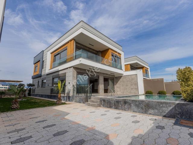 Döşemealtı Yeşilbayır'da Park Cepheli 4+1 Lüks Villa