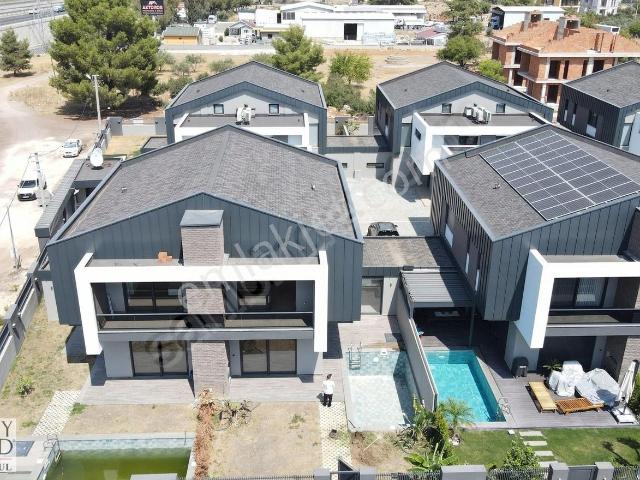 Döşemealtı Yeşilbayırda Site İçinde Müstakil Havuzlu Villa!