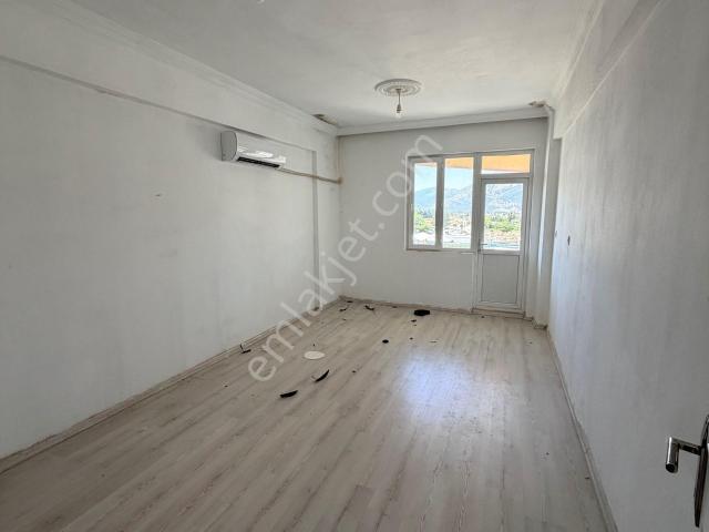 Döşemealti Yeni̇köy Merkezde Tadi̇latli Satilik 2+1 Dai̇re