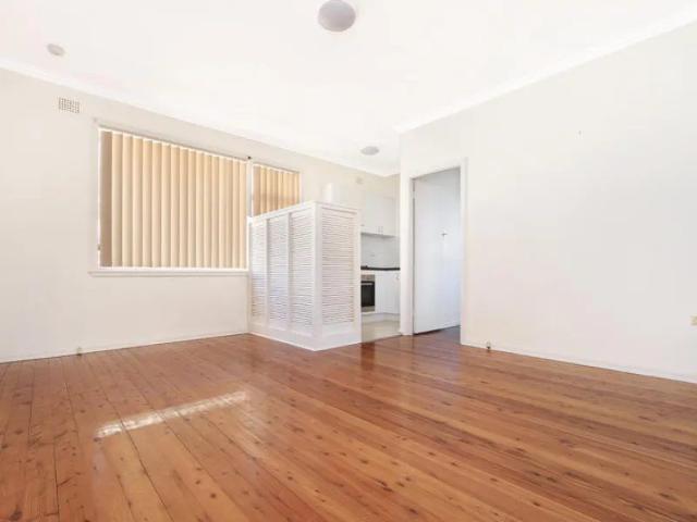 Do not miss this opportunity to lease this neat & tidy one bedroom unit!