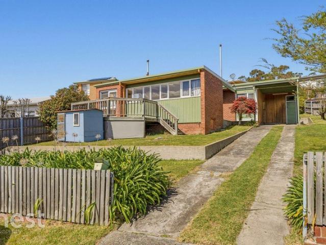 Retro, single level & north facing