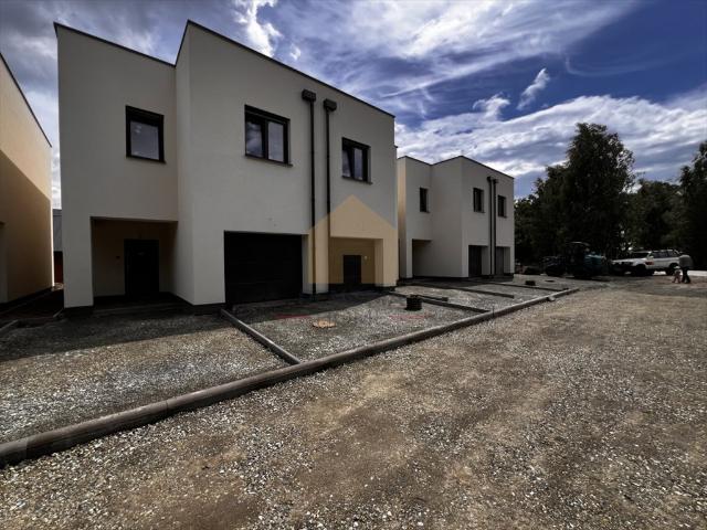 Do sprzedania nowoczesny dom bliźniaczy 105 m² z ogrodem i garażem