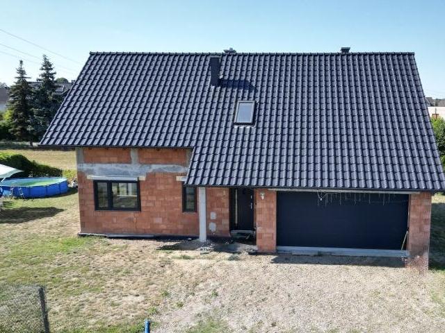 Do sprzedania nowoczesny dom 181 m² z garażem i pompą ciepła