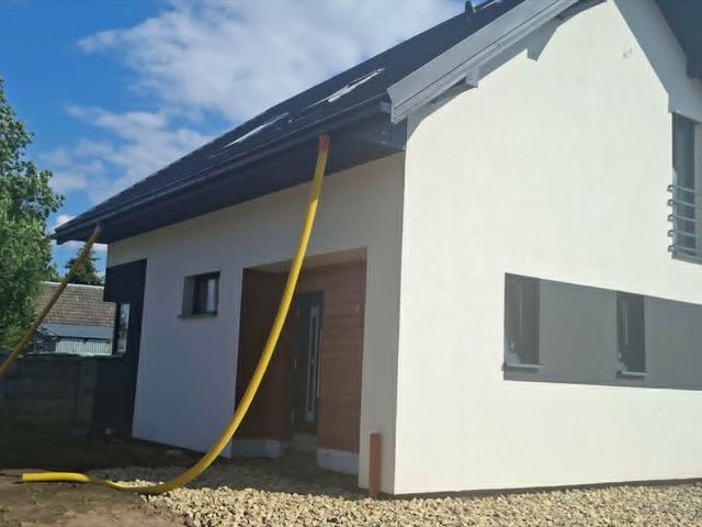 Do sprzedania nowoczesny dom 130 m² w Wilkowie z dużym salonem i jasnymi pokojami