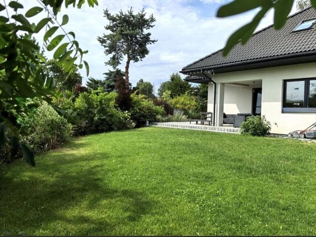 Do sprzedania nowoczesny dom 263 m² w Bobrowcu z ogrodem