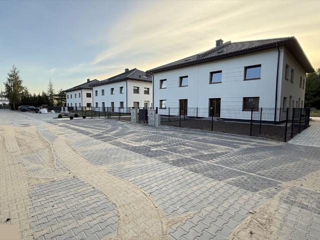 Do sprzedania nowoczesny segment 142 m² z ogrodem i 2 miejscami parkingowymi