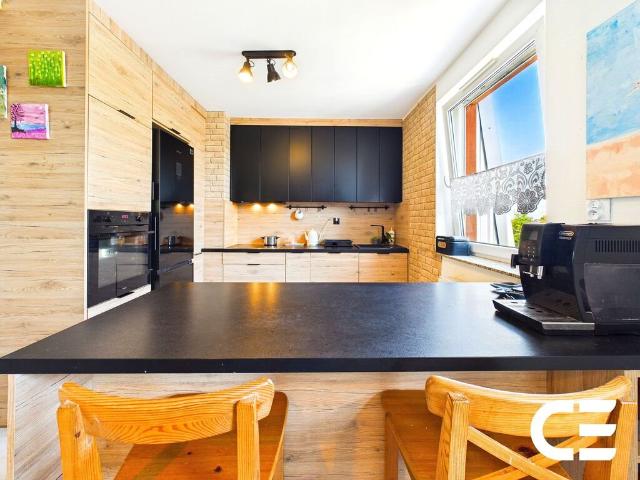 Do sprzedania dwupoziomowe 101 m² mieszkanie z 5 pokoi i klimatyzacją