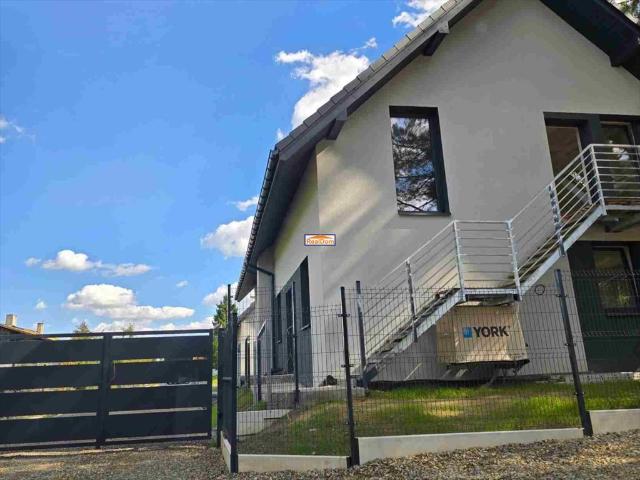 Do sprzedania dwupoziomowe mieszkanie z ogródkiem i tarasem