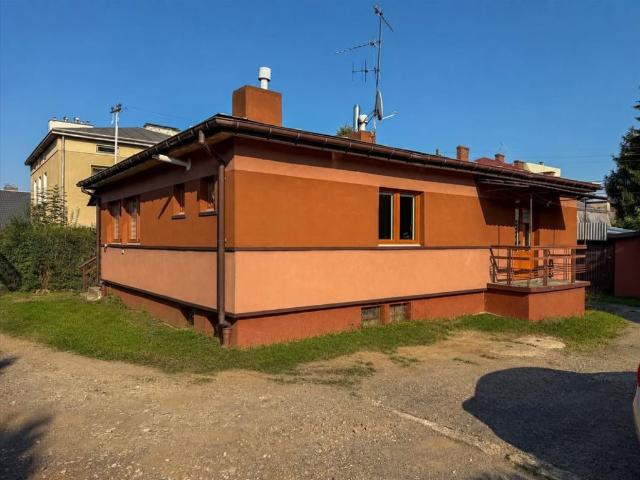 Do sprzedania dom 92 m² z garażami i potencjałem inwestycyjnym
