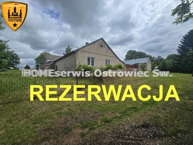 Do sprzedania dom z dużymi budynkami i polem w Ćmielowie