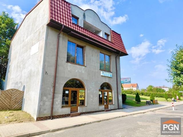Do sprzedania funkcjonalny dom 280 m² z lokalami w centrum Kamienia