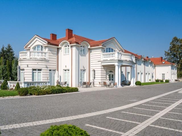 Do sprzedania funkcjonalny dworek z salami weselnymi 240 m²