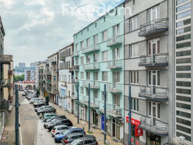 Do sprzedania inwestycyjny budynek 1220 m² w Będzinie