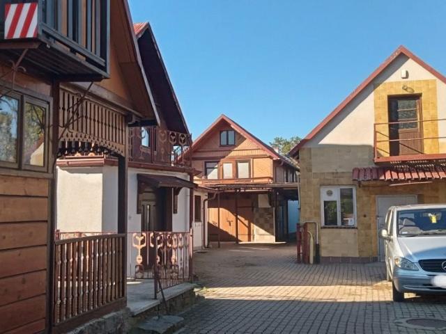 Inwestycyjny dom z 6 budynkami zapraszam