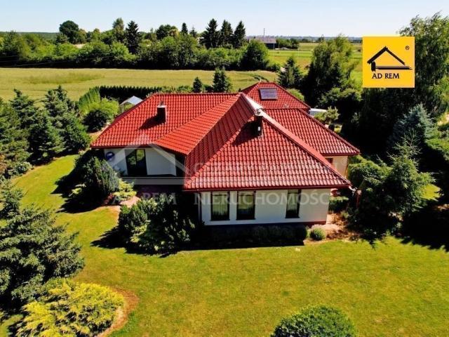 Do sprzedania komfortowy dom 270 m² z dużym ogrodem w Zemborzycach
