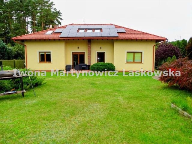 Do sprzedania luksusowy dom 280 m² pod lasem w Miłosnej
