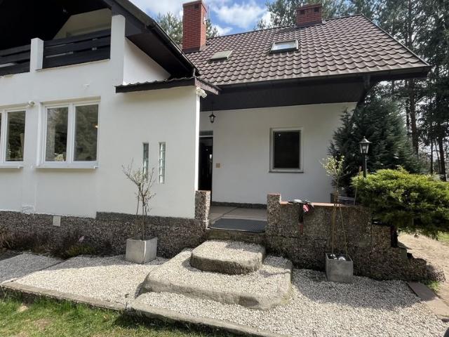 Do sprzedania przestronny dom 100 m² z dużą działką 10 000 m², stawem i dostępem do rzeki