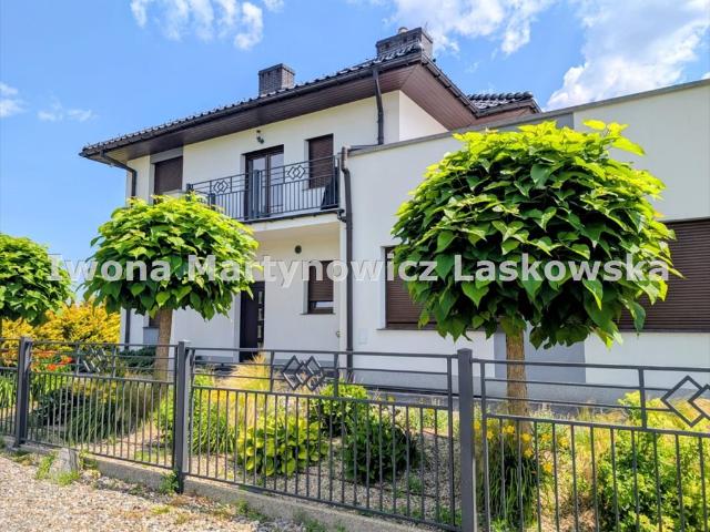 Do sprzedania przestronny dom 196 m² z trzema niezależnymi apartamentami