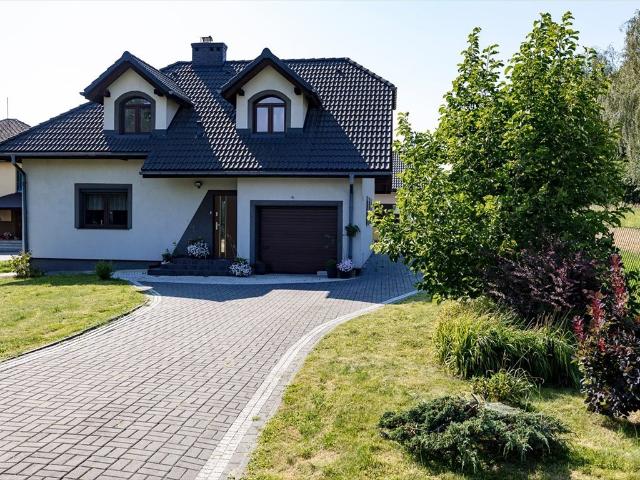 Do sprzedania przestronny dom 206 m² z dużą działką 1,25 ha w Kętach