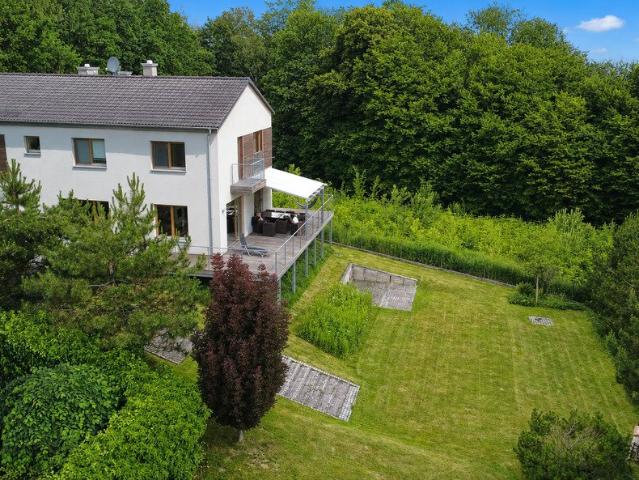 Do sprzedania przestronny dom 215 m² z tarasem i kominkiem
