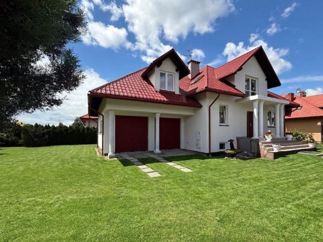 Na sprzedaż przestronny dom 220 m² z dużą piwnicą i garażem