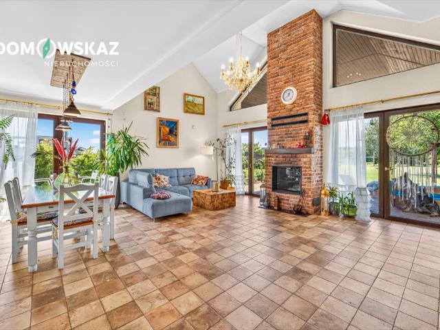 Do sprzedania przestronny dom 221 m² z eleganckim salonem i tarasem