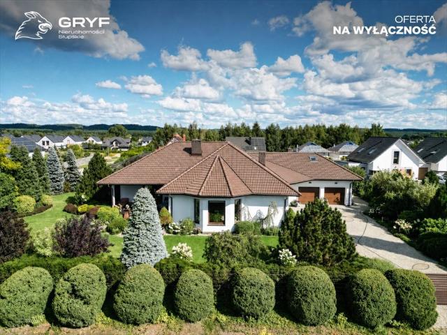 Do sprzedania przestronny dom 234 m² z ogrodem w Łosinie