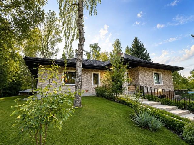Do sprzedania przestronny dom 243 m² z basenem w Lesznowoli