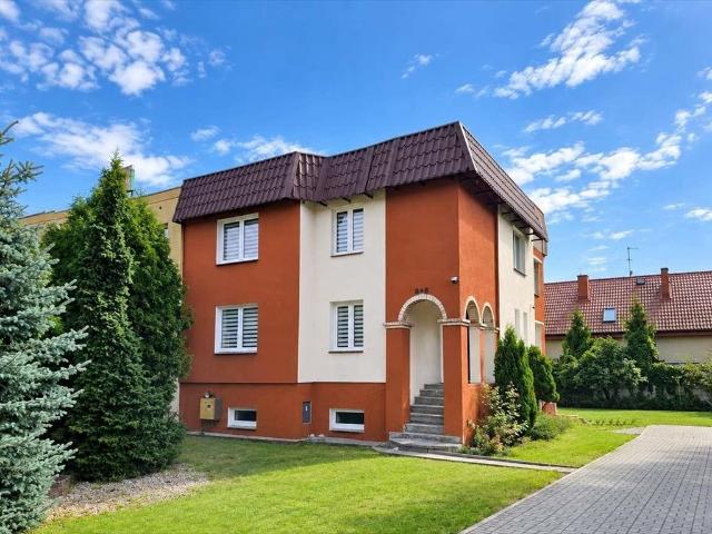 Do sprzedania przestronny dom 265 m² z dużą działką 768 m² w Poznaniu