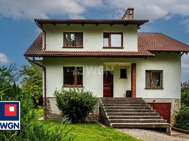 Do sprzedania przestronny dom 269,9 m² z 5 pokojami i garażem