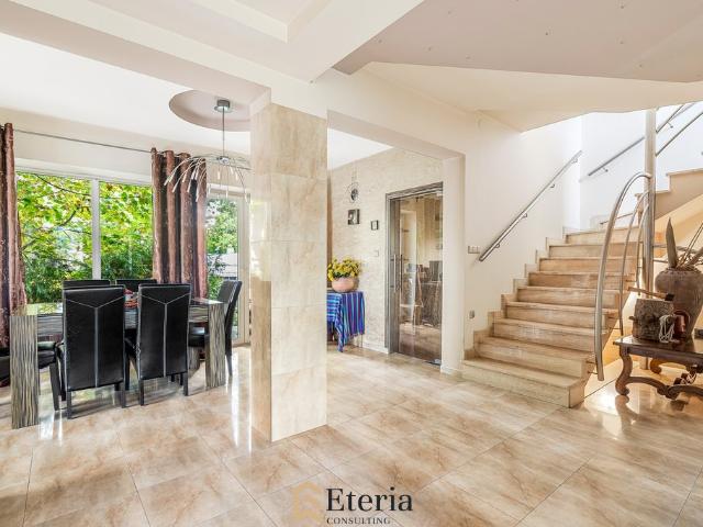 Do sprzedania przestronny dom 295 m² w Lipinkach z marmurowymi schodami