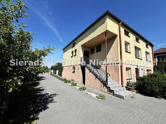 Do sprzedania przestronny dom 300 m² w Kłocku z dwoma niezależnymi mieszkaniami