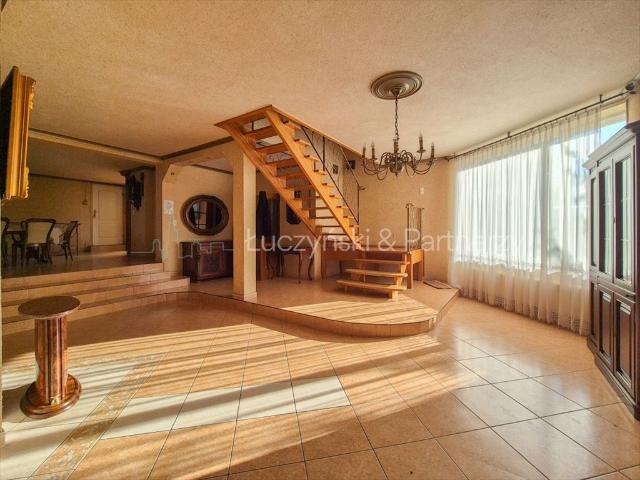 Do sprzedania przestronny dom 327 m² z garażem w Janowicach Wielkich
