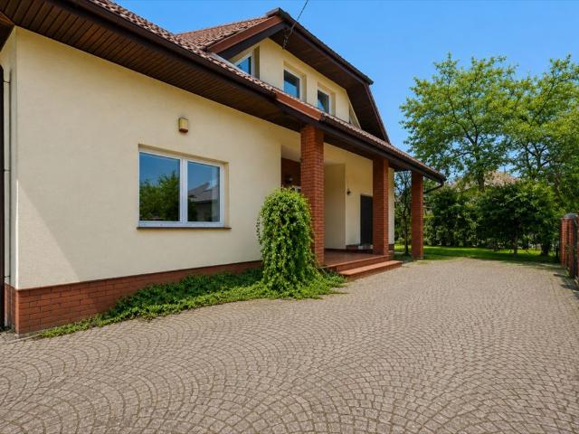 Sprzedam przestronny dom 340 m² z dużym ogrodem i tarasem