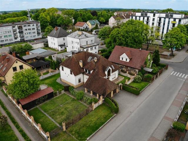 Do sprzedania przestronny dom 362 m² z ogrodem i garażem