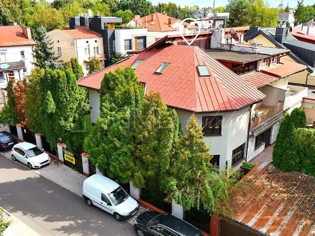 Do sprzedania przestronny dom 394 m² w Wilanowie z potencjałem aranżacji