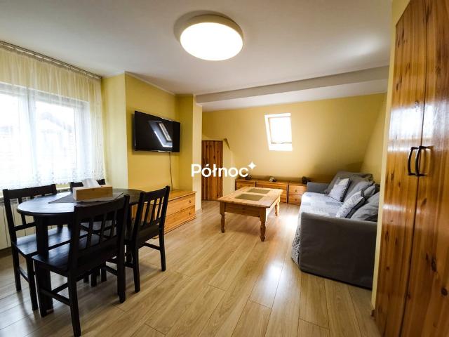 Do sprzedania przestronne mieszkanie 50 m² z potencjałem adaptacji w Polanicy Zdrój