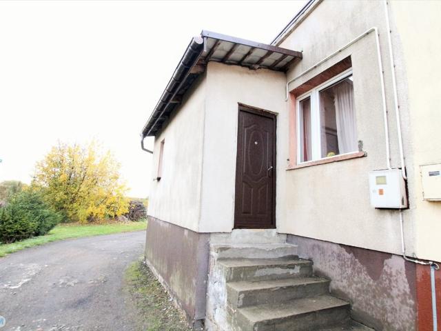 Do sprzedania przestronne 4 pokojowe mieszkanie 65 m² z działką w Zdanowie